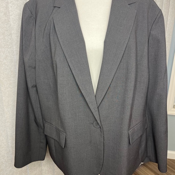 Kasper Gray Wool-Blend Blazer with Notched Lapels - Picture 2 of 10